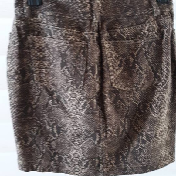 CHAPS MINI SKIRT WITH SNAKE SKIN PRINT  DESIGN - Picture 3 of 3